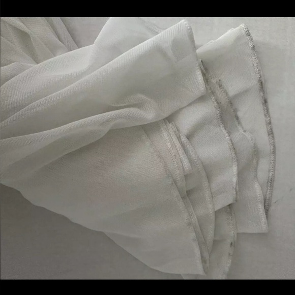 This stunning size M Retrofete Alessia Maxi Long Dress in White. - Picture 6 of 7